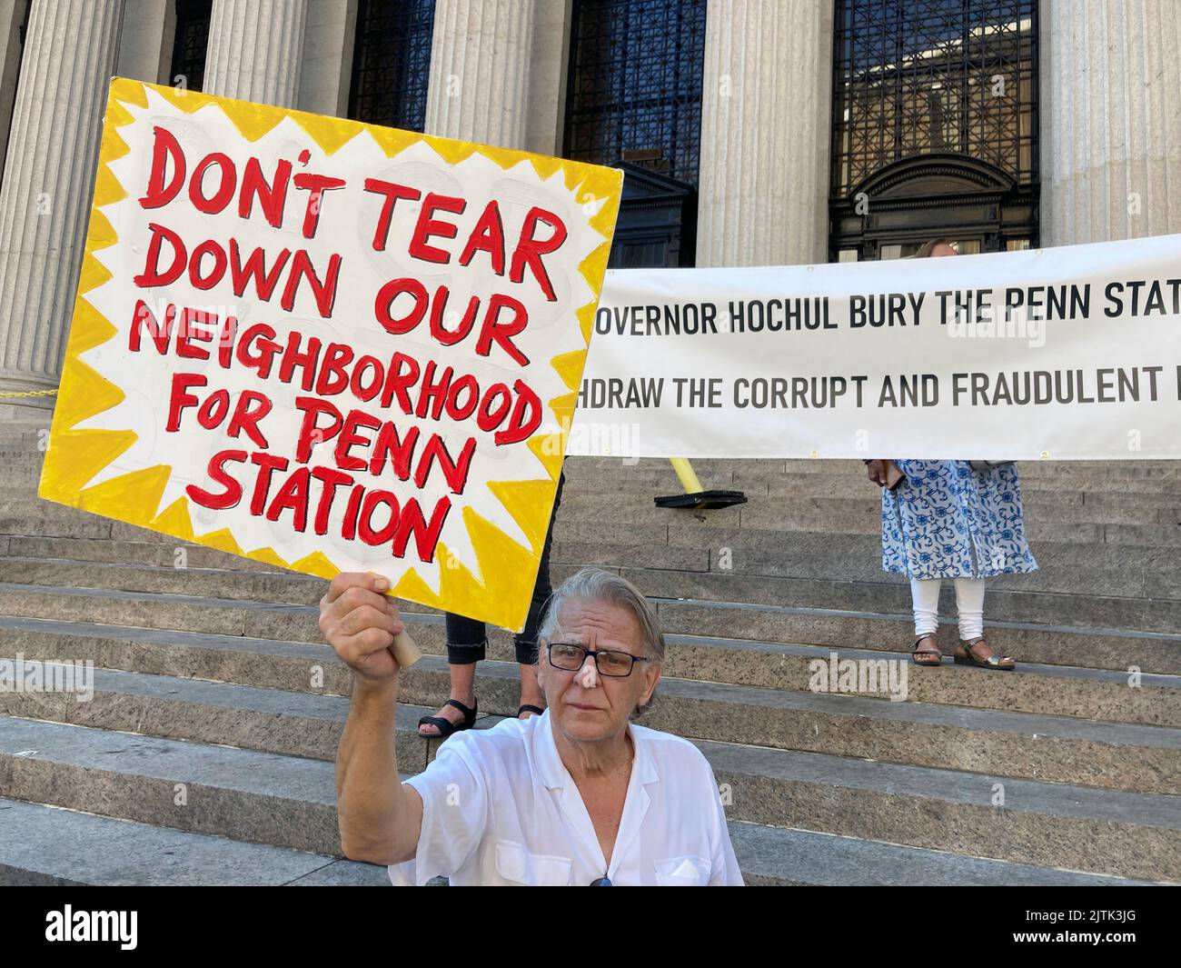New York, USA. 30. August 2022. Demonstranten versammeln sich am Dienstag, dem 30. August 2022, vor dem Postamt Farley/Moynihan Train Hall-Penn Station in New York, um ihre Besorgnis über den geplanten Empire Station-Komplex zum Ausdruck zu bringen. Das Projekt zur Stadterneuerung würde eineinhalb Blocks um die Penn Station, einschließlich einer historischen Kirche, über einen bedeutenden Bereich ergreifen und Unternehmen und Bewohner verdrängen. (Foto von Richard B. Levine/Sipa USA) Quelle: SIPA USA/Alamy Live News Stockfoto