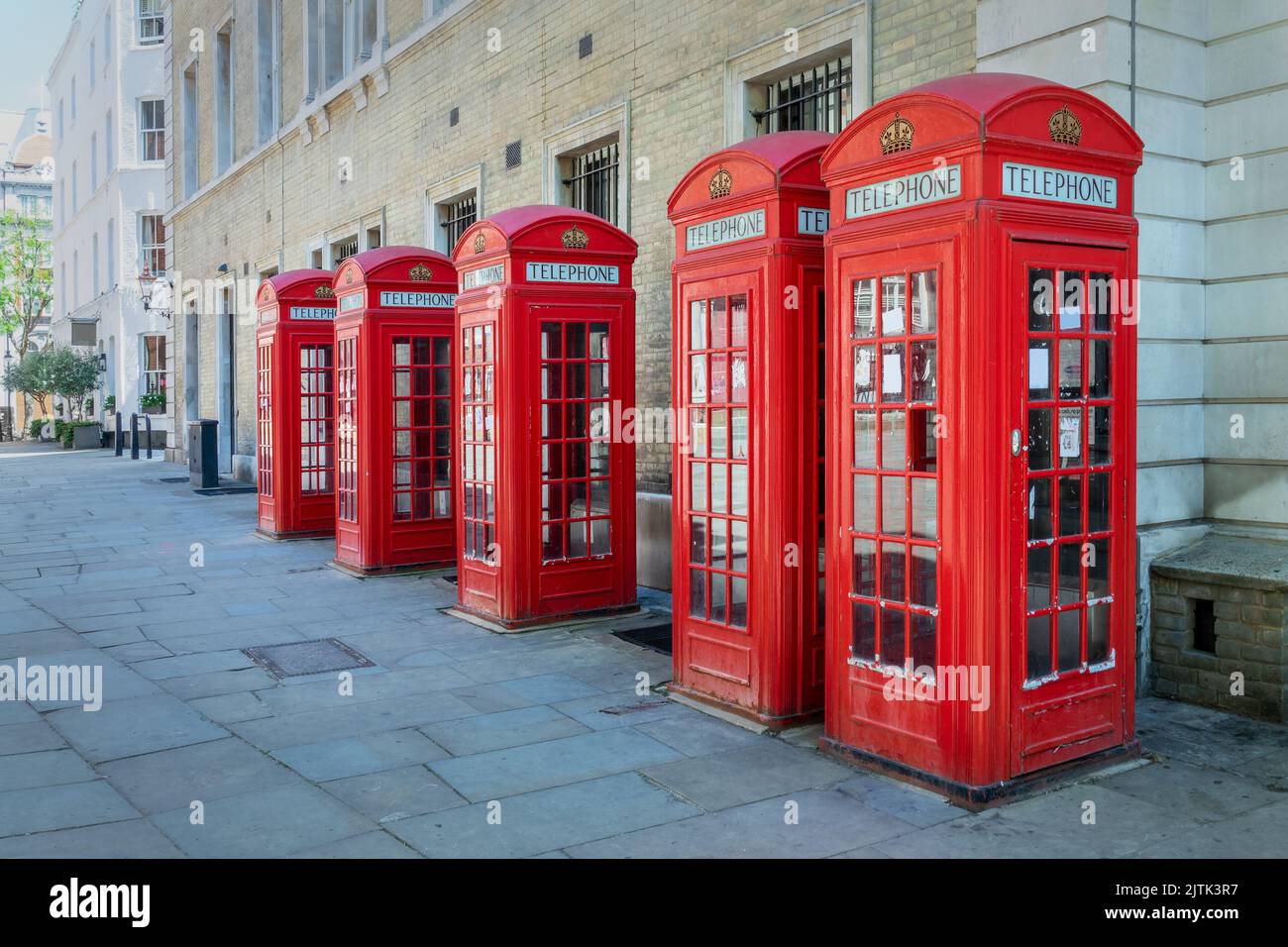 Fünf rote Telefonzellen hintereinander in Covent Garden, London, Großbritannien Stockfoto
