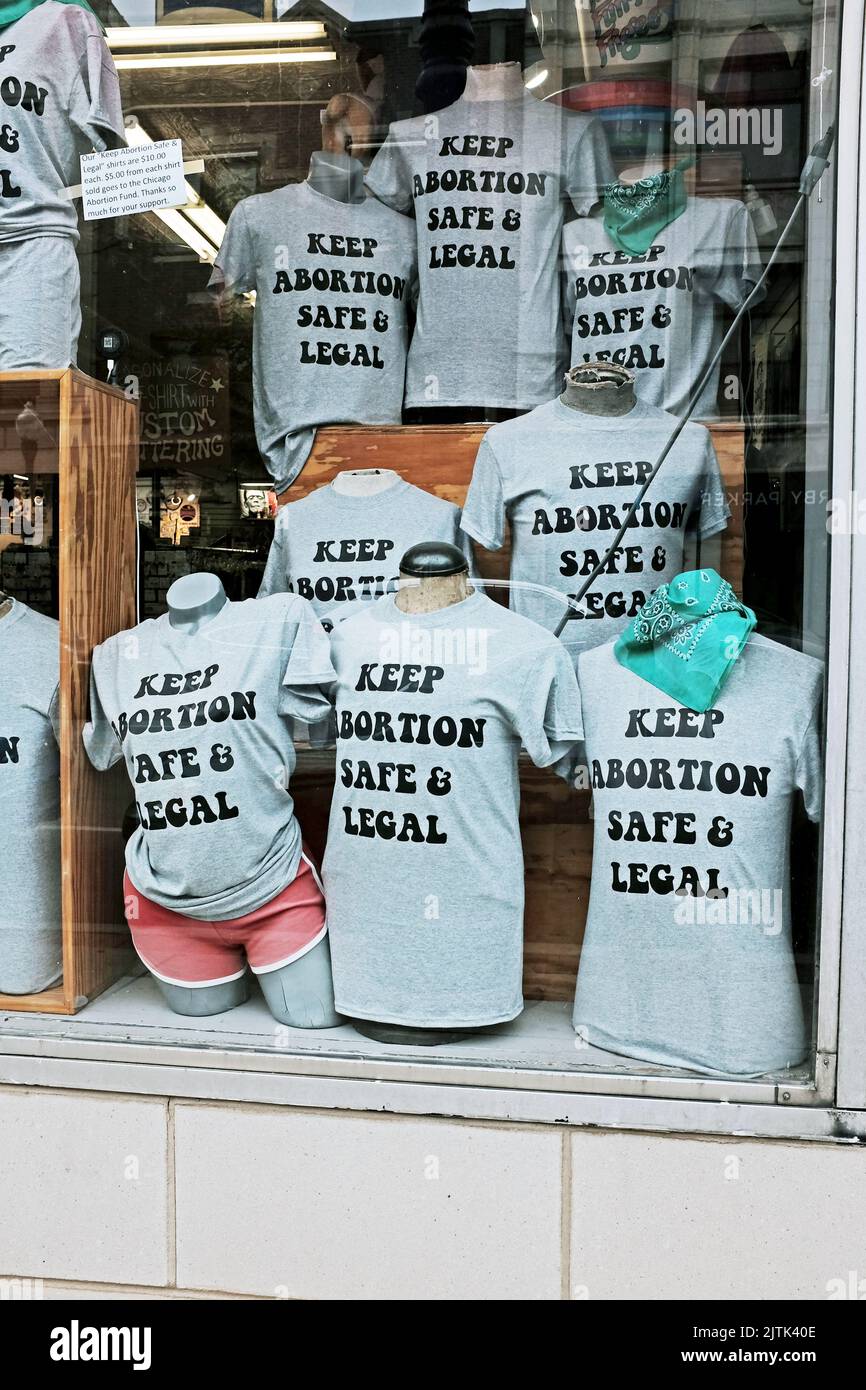 In einem Schaufenster in Chicago, Illinois, werden am 17. Juli 2022 T-Shirts für Abtreibungsrechte ausgestellt. Stockfoto