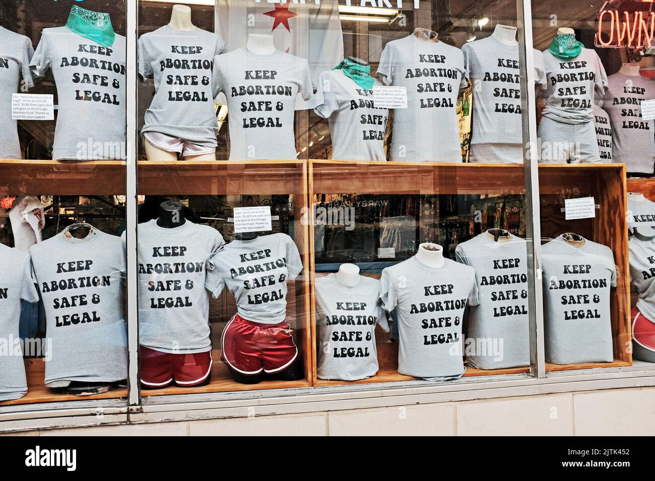 Pro-Abtreibung-T-Shirts mit der Meldung „Keep Abtection Safe & Legal“ am 17. Juli 2022 in einem Schaufenster in Chicago, Illinois. Stockfoto