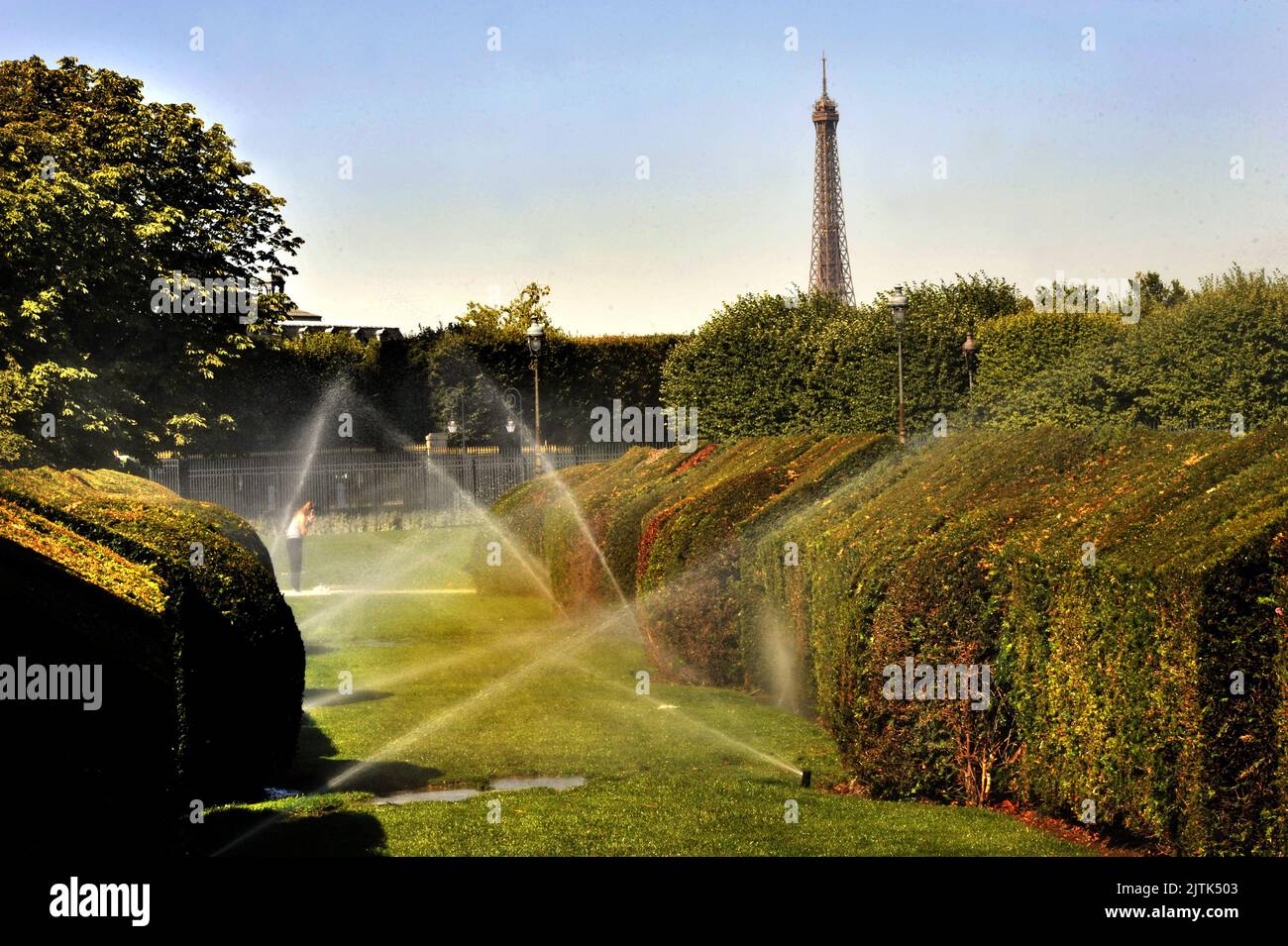 FRANKREICH. PARIS (75) 1 ST. DER 10. AUGUST 2022 IM GARTEN DER TUILERIEN. TROTZ DER HITZEWELLE UND DES WASSERMANGELS, DER BEWÄSSERUNG DER RASENFLÄCHEN Stockfoto