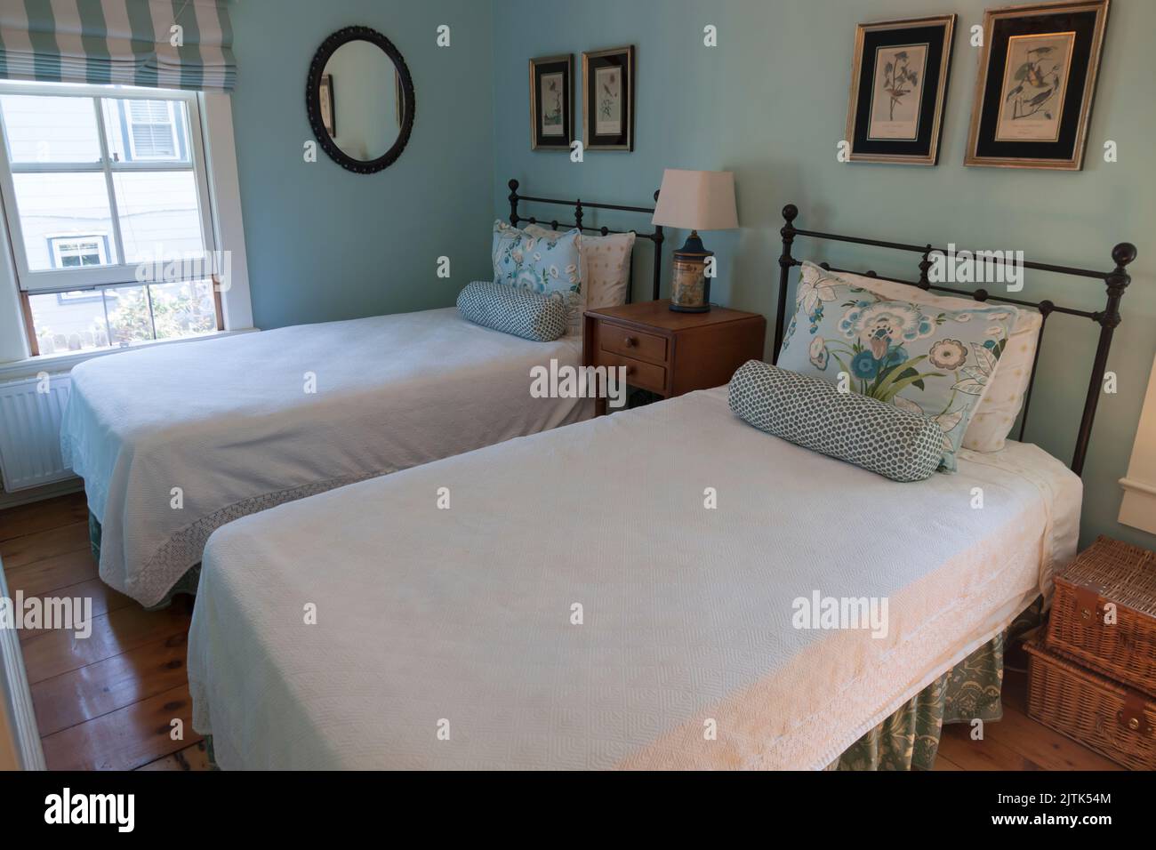 Das Schlafzimmer des Ferienhauses mit zwei Einzelbetten. Stockfoto