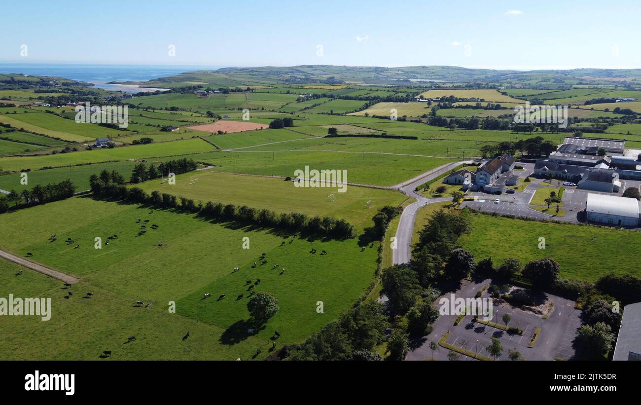 West Cork, Irland, 9. Juli 2022. Clonakilty Agricultural College unter Feldern an einem sonnigen Sommertag, Gebäude auf grünem Rasen, Draufsicht. Stockfoto