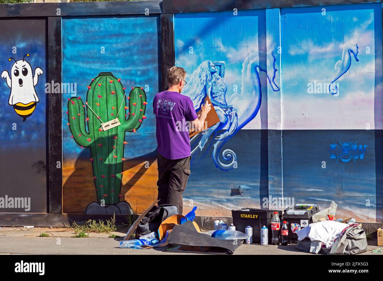 Weston-super-Mare, Großbritannien, 27. August 2022, Künstler Ian Boyd Walker bei der Arbeit an einem Stau auf dem Gelände der ehemaligen Polizeistation der Stadt. Die Polizeistation wurde 2019 abgerissen und wartet auf eine Sanierung. Stockfoto