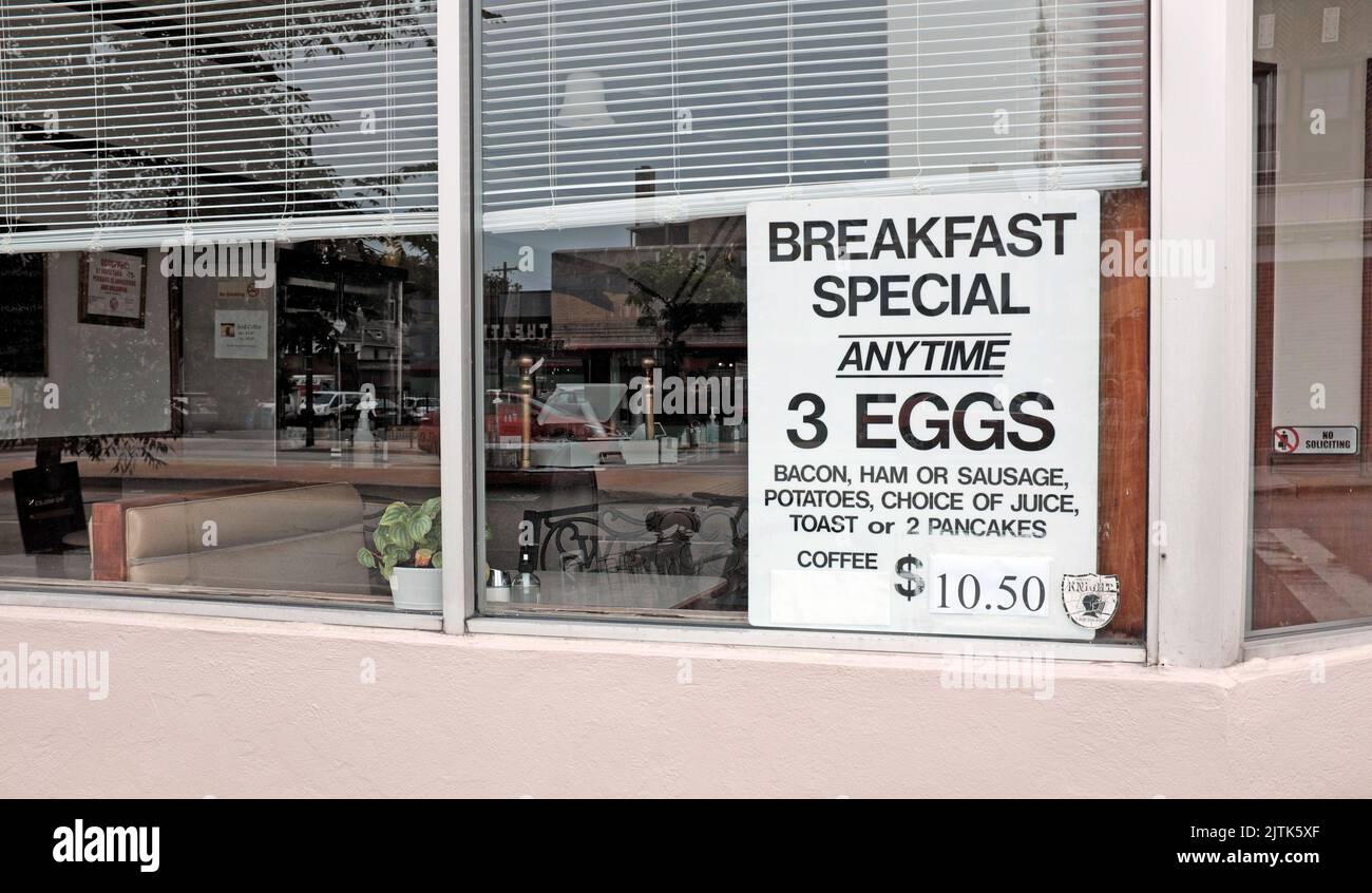 Ein Schild mit der Aufschrift „Breakfast Special“ befindet sich im Fenster eines geschlossenen Restaurants in Chicago, Illinois, USA Stockfoto