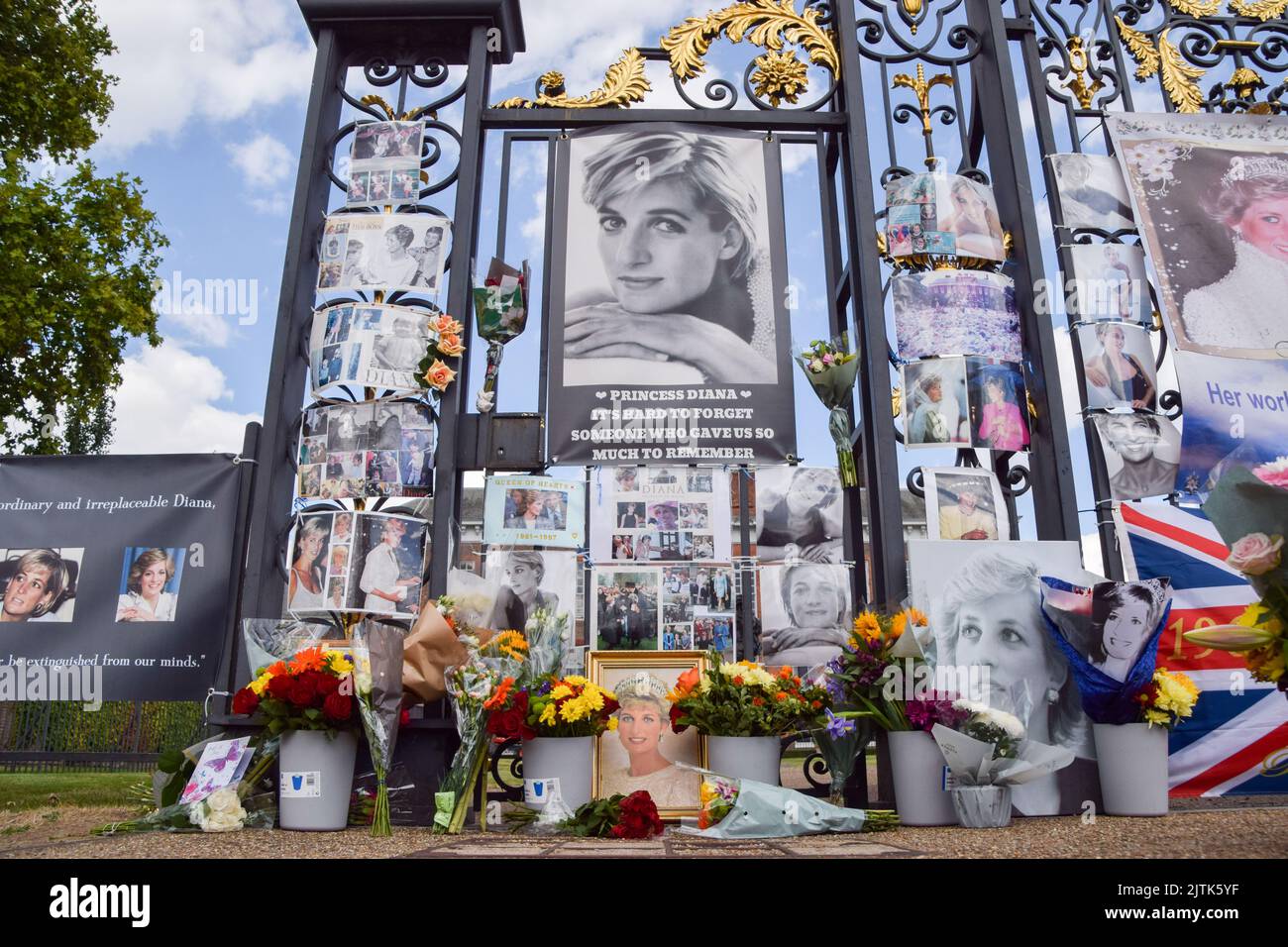 London, Großbritannien. 31. August 2022. Blumen und Ehrungen an Prinzessin Diana vor dem Kensington Palace. Zum 25.. Todestag von Prinzessin Diana brachten Menschen Blumen, Bilder und andere Ehrungen mit. (Bild: © Vuk Valcic/SOPA Images via ZUMA Press Wire) Stockfoto