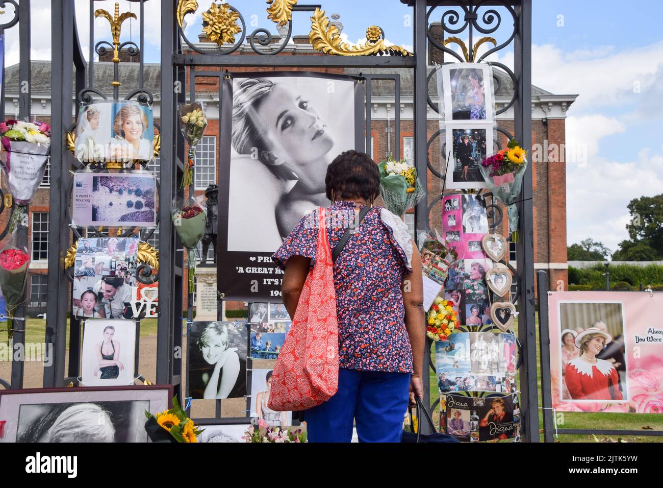 London, Großbritannien. 31. August 2022. Eine Frau schaut sich die Ehrungen an Prinzessin Diana vor dem Kensington Palace an. Zum 25.. Todestag von Prinzessin Diana brachten Menschen Blumen, Bilder und andere Ehrungen mit. (Bild: © Vuk Valcic/SOPA Images via ZUMA Press Wire) Stockfoto