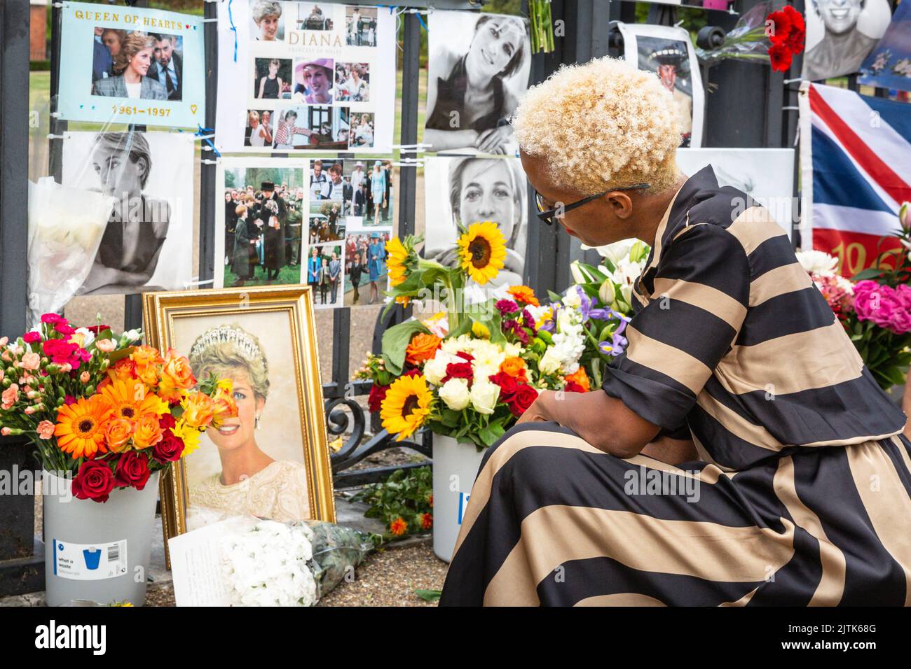 London, Großbritannien. 31. August 2022. Königliche Fans und Besucher versammeln sich vor den Toren des Kensington Palace, um an den 25.. Jahrestag des tragischen Todes von Diana Princess of Wales zu erinnern. Kredit: Imageplotter/Alamy Live Nachrichten Stockfoto