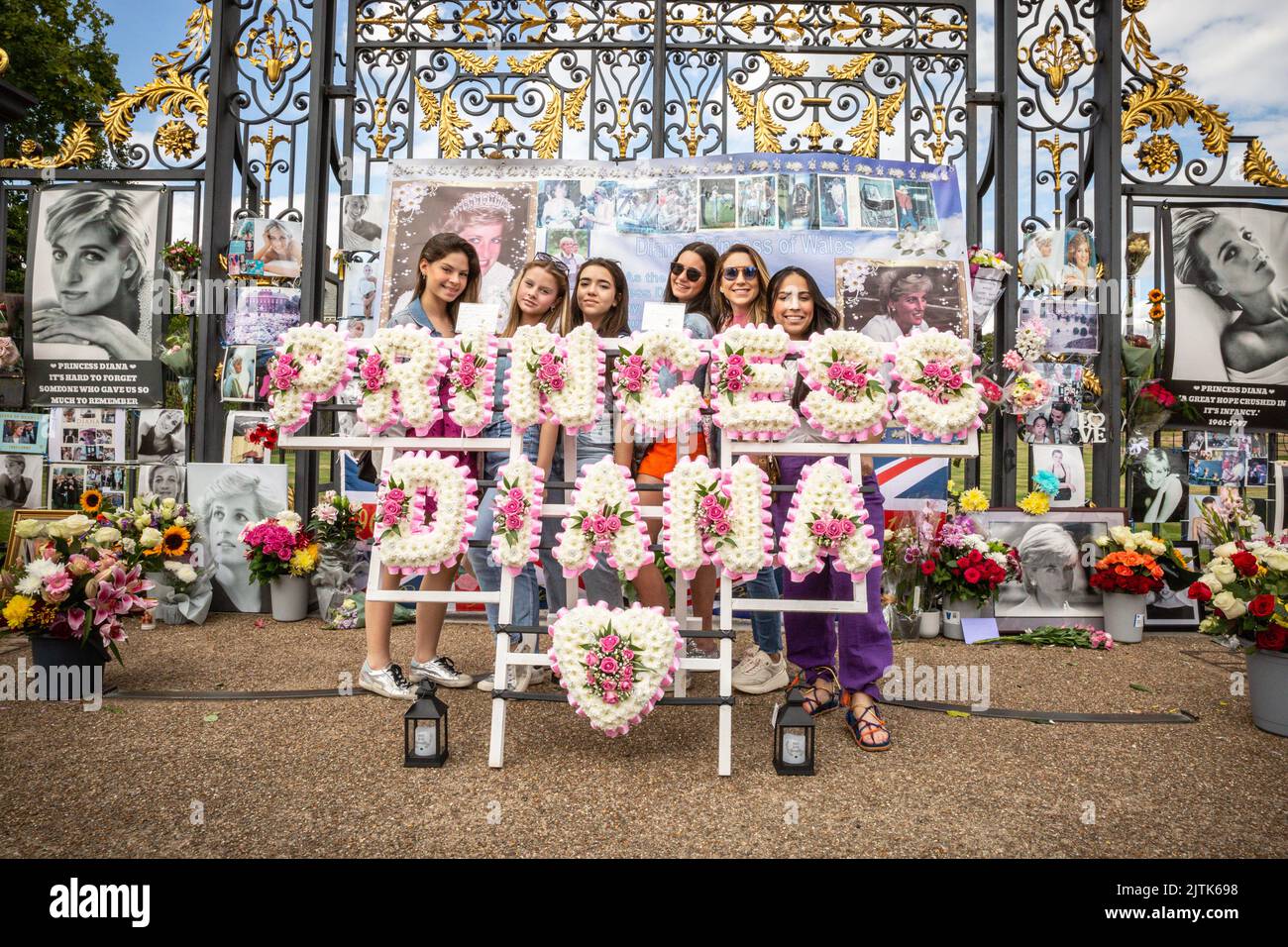 London, Großbritannien. 31. August 2022. Eine Gruppe ist aus Brasilien gekommen, um sich an Diana zu erinnern. Königliche Fans und Besucher versammeln sich vor den Toren des Kensington Palace, um an den 25.. Jahrestag des tragischen Todes von Diana Princess of Wales zu erinnern. Kredit: Imageplotter/Alamy Live Nachrichten Stockfoto