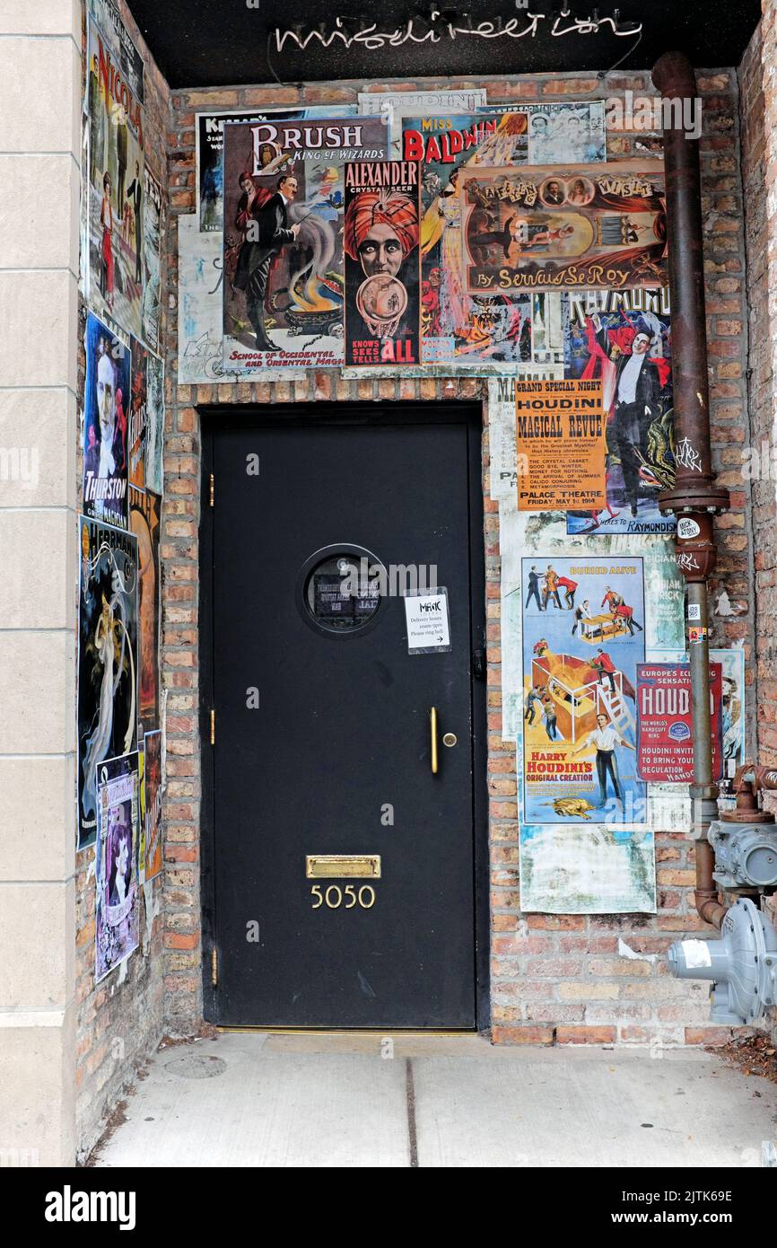 Der Eingang zur Magic Lounge Speakeasy in der North Clark Street im Viertel Andersonville in Chicago, Illinois, USA. Stockfoto