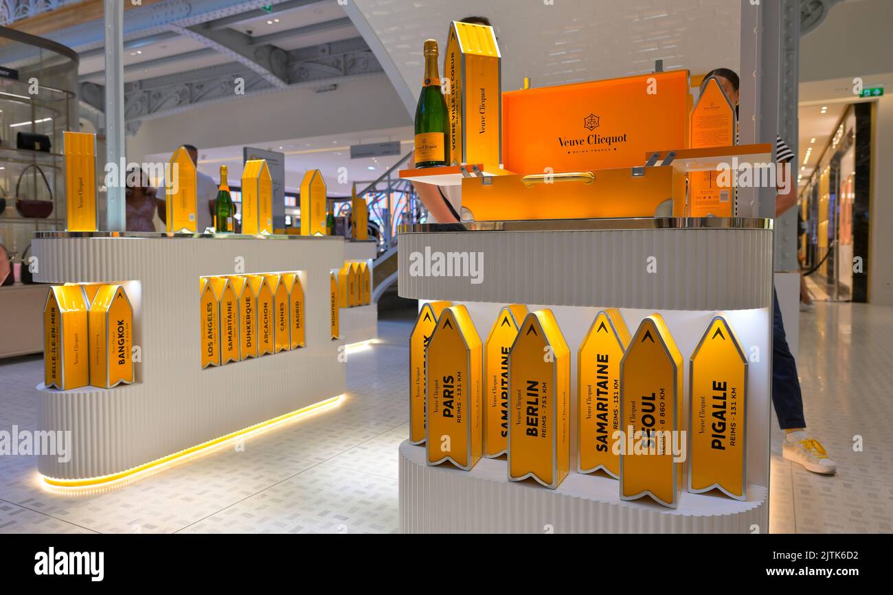 Veuve Cliquot bietet im exklusiven Einkaufszentrum La Samaritaine, Paris FR, maßgeschneiderte Champagner-Geschenkboxen an Stockfoto