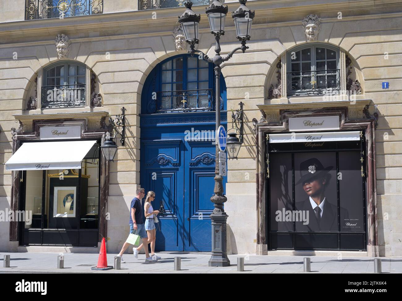 Der majestätische Place Vendome mit der Säule Napoleon I ist ein wichtiges Wahrzeichen im Stadtzentrum und die Heimat von Luxusgeschäften wie Chopard, Paris FR Stockfoto