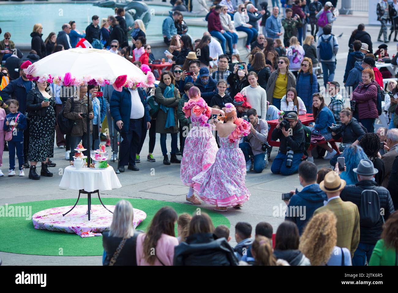 Die Menschen sehen sich Tanzaufführungen an, während sie sich zu den St. George’s Day Feiern auf dem Trafalgar Square im Zentrum von London versammeln. Stockfoto