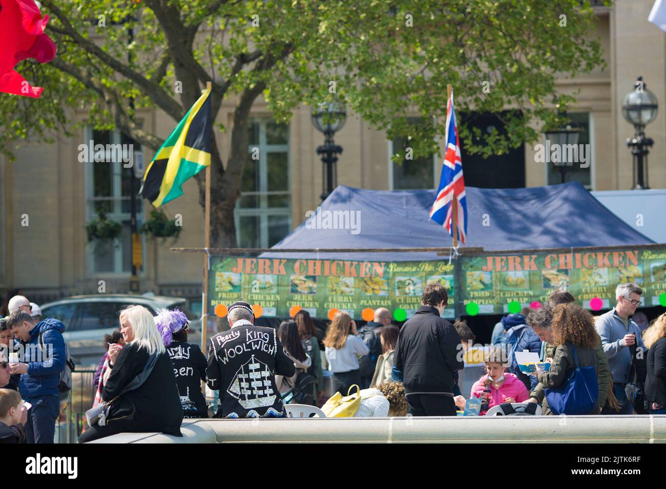 Auf dem Trafalgar Square im Zentrum von London versammeln sich die Menschen zu den Feierlichkeiten zum St. George’s Day. Stockfoto