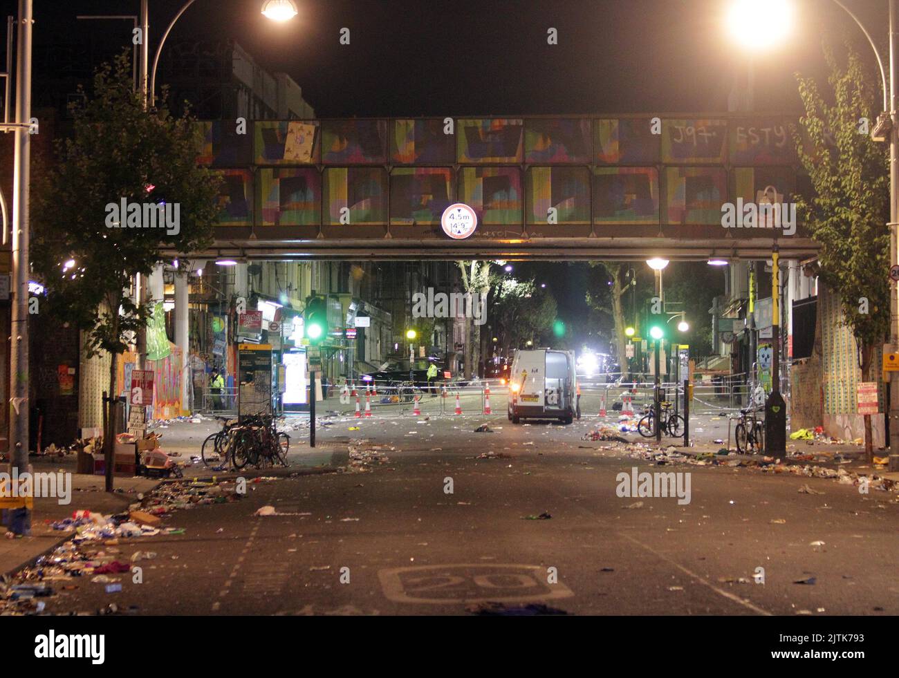 Es ist der 31.. august 2022 um 1am Uhr und die Szene in Ladbroke Grove, die während des notting Hill Karnevals unter der Ladbroke Grove Brücke getötet wurde, ist die gleiche. Nichts wurde bewegt die Polizei ist da, um den Ort zu besetzen und der Müll ist auch da. Die Straße ist immer noch gesperrt und die Probleme haben gerade erst begonnen 31/8/2022 Blitzbilder Stockfoto