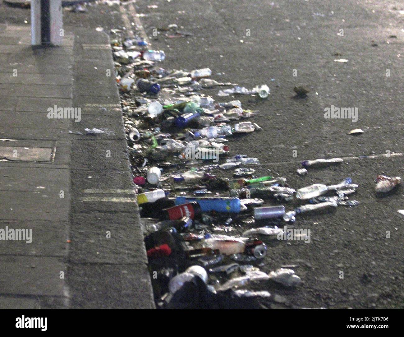 Es ist der 31.. august 2022 um 1am Uhr und die Szene in Ladbroke Grove, die während des notting Hill Karnevals unter der Ladbroke Grove Brücke getötet wurde, ist die gleiche. Nichts wurde bewegt die Polizei ist da, um den Ort zu besetzen und der Müll ist auch da. Die Straße ist immer noch gesperrt und die Probleme haben gerade erst begonnen 31/8/2022 Blitzbilder Stockfoto