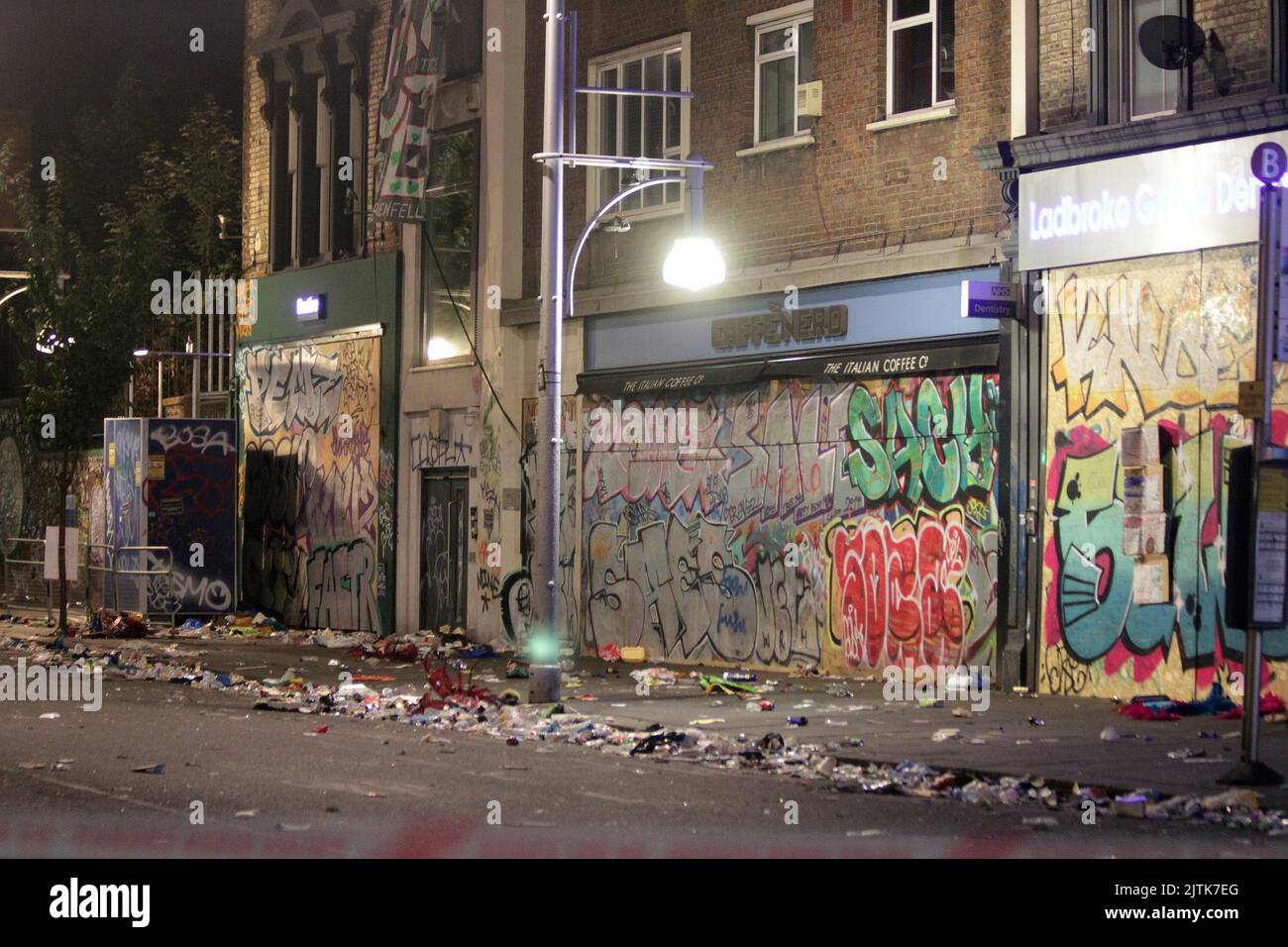 Es ist der 31.. august 2022 um 1am Uhr und die Szene in Ladbroke Grove, die während des notting Hill Karnevals unter der Ladbroke Grove Brücke getötet wurde, ist die gleiche. Nichts wurde bewegt die Polizei ist da, um den Ort zu besetzen und der Müll ist auch da. Die Straße ist immer noch gesperrt und die Probleme haben gerade erst begonnen 31/8/2022 Blitzbilder Stockfoto