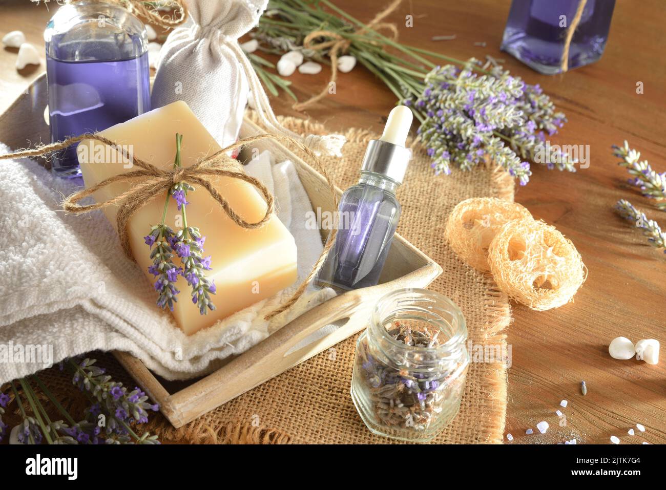 Detail der Hautpflegeprodukte mit Lavendelessenz auf Holztisch. Erhöhte Ansicht. Stockfoto