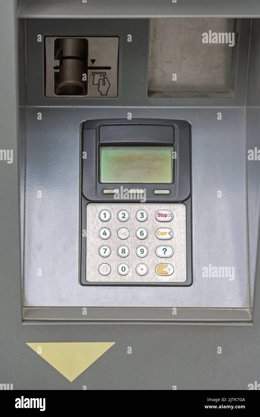 Beschädigte Tasten auf dem Tastenfeld verblasste Zahlen am Geldautomaten der alten Bank Stockfoto