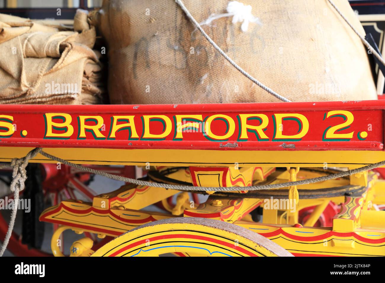 Historische Waggons und Pferdewagen im Bradford Industrial Museum, West Yorkshire, Großbritannien Stockfoto