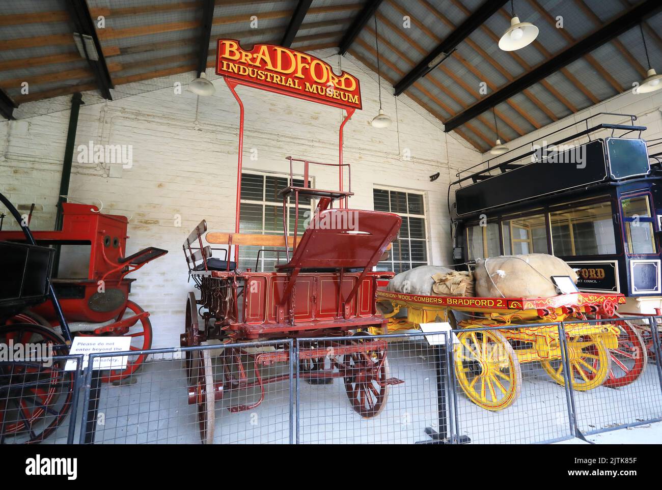 Historische Waggons und Pferdewagen im Bradford Industrial Museum, West Yorkshire, Großbritannien Stockfoto