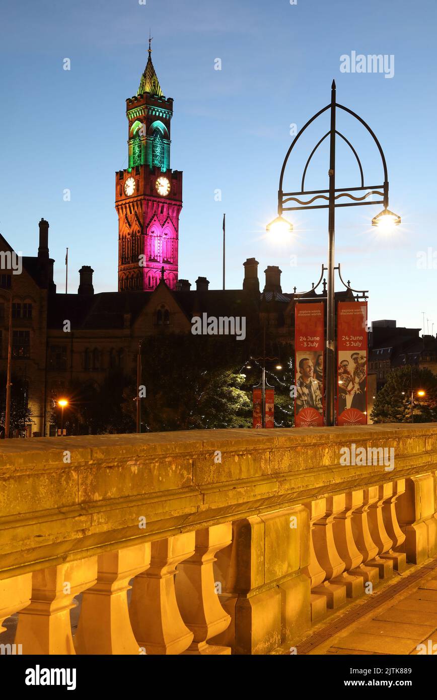 Der Rathaus-Uhrturm in der Abenddämmerung von der St. George's Hall in Bradford, West Yorkshire, Großbritannien Stockfoto