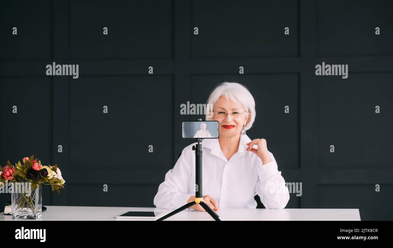 Ältere Dame Blogger finanzielle Geschäftsentwicklung Stockfoto