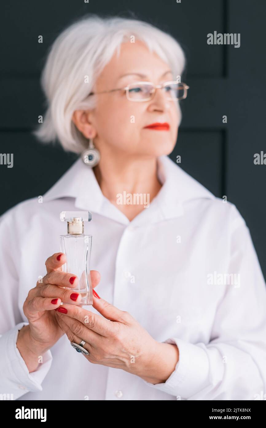 Senior Frau Mode Stil Parfüm Trend Hände Stockfoto