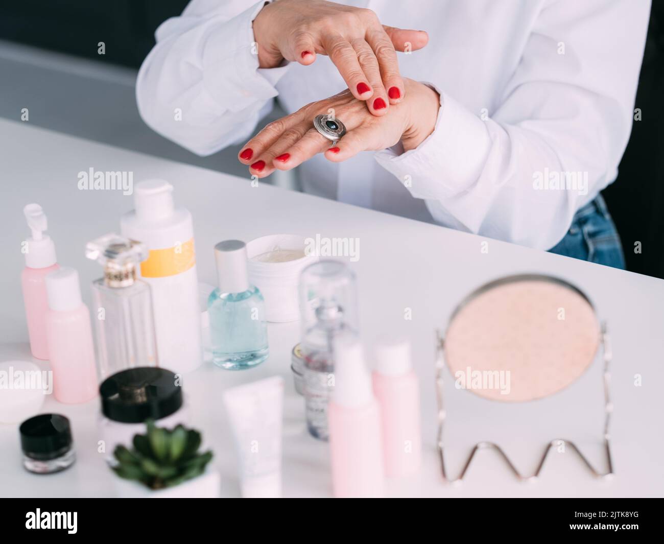 Senior Frau Hände Kosmetik Bewertung Beauty-Produkt Stockfoto