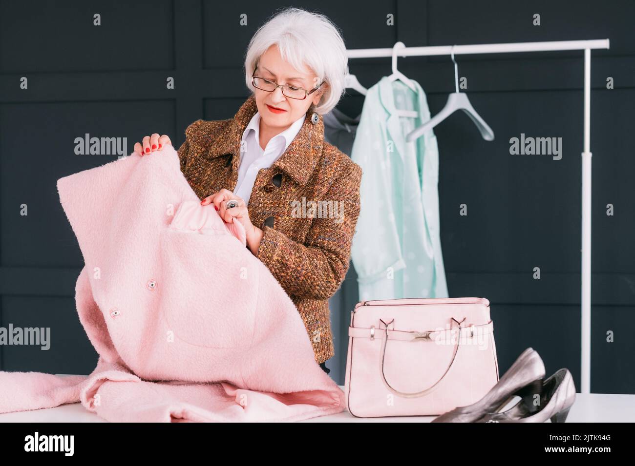 Erfolgreiche ältere Frau Mode Stil Coach Dame Stockfoto