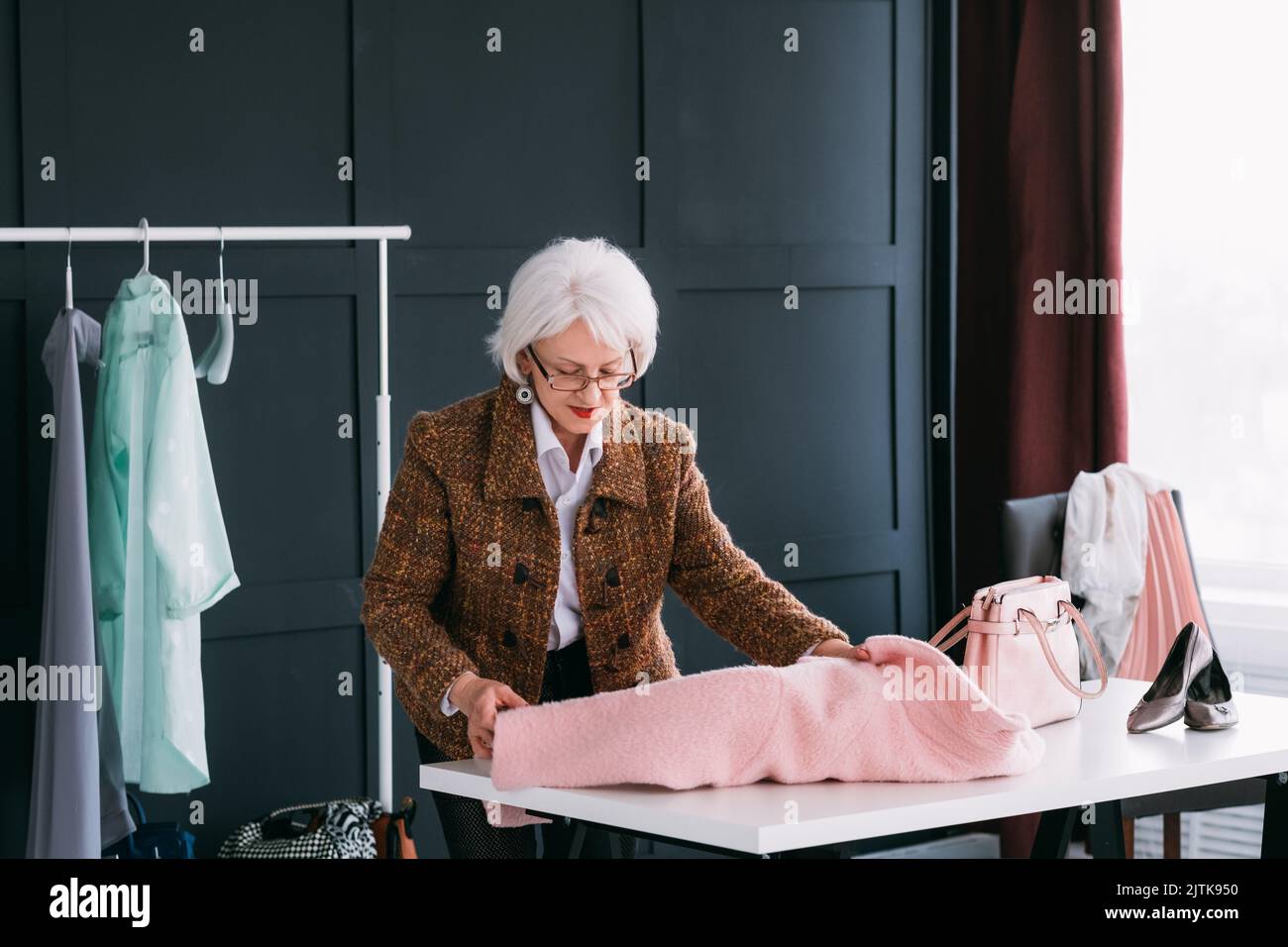 Erfolgreiche ältere Frau Mode Stil Coach Dame Stockfoto