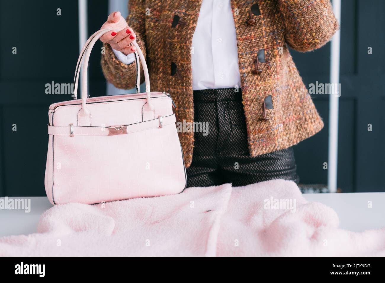 Frau Garderobe Stil Eleganz Outfit Tasche Accessoire Stockfoto