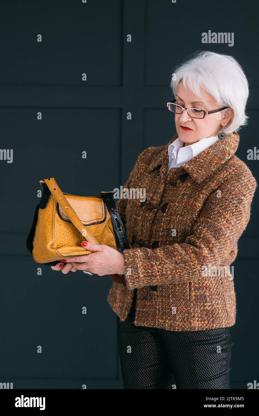 Ältere Frau Stil trendige Garderobe Tweed Eleganz Stockfoto