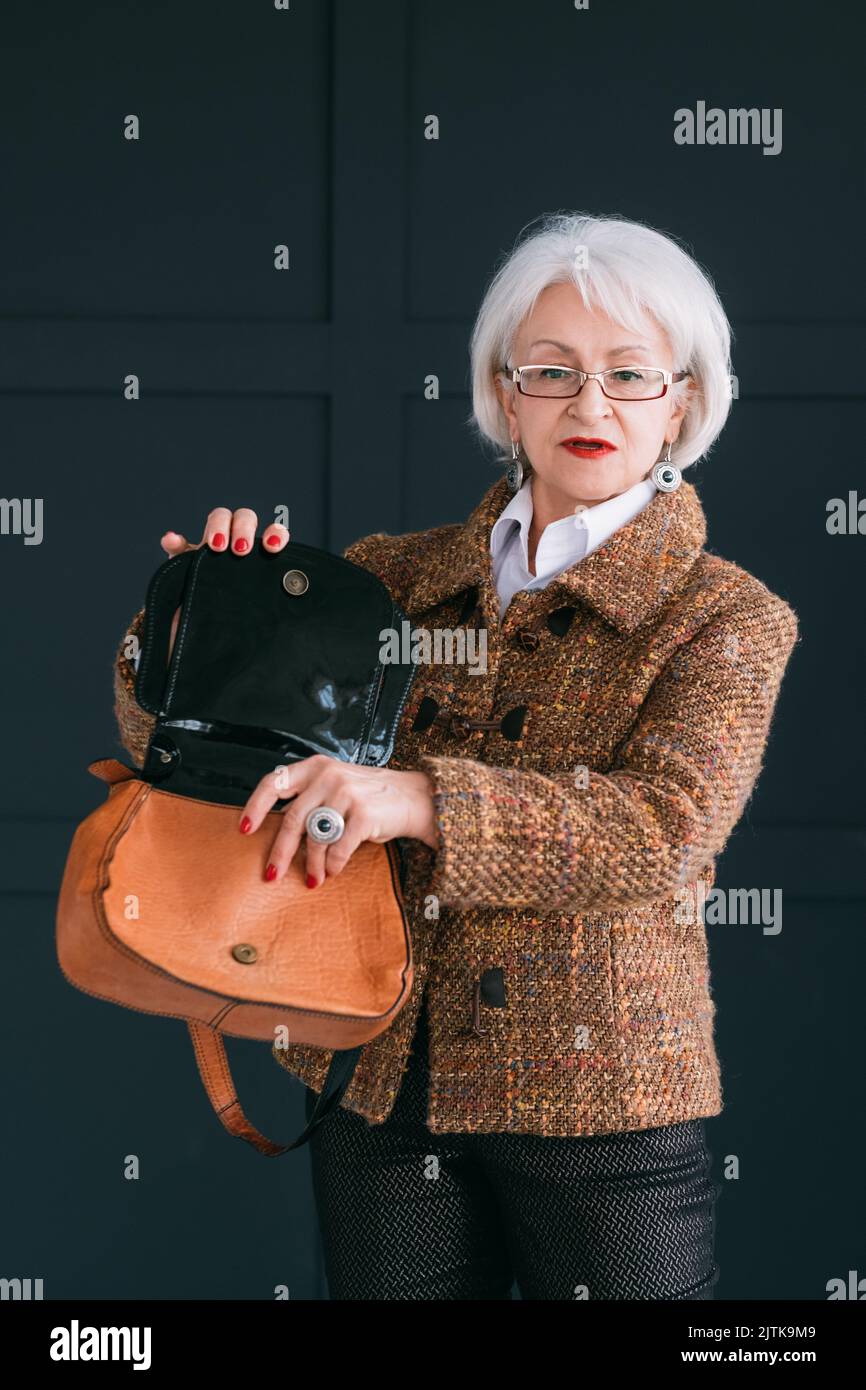 Ältere Frau modische Einkaufstasche im Garderobe-Stil Stockfoto