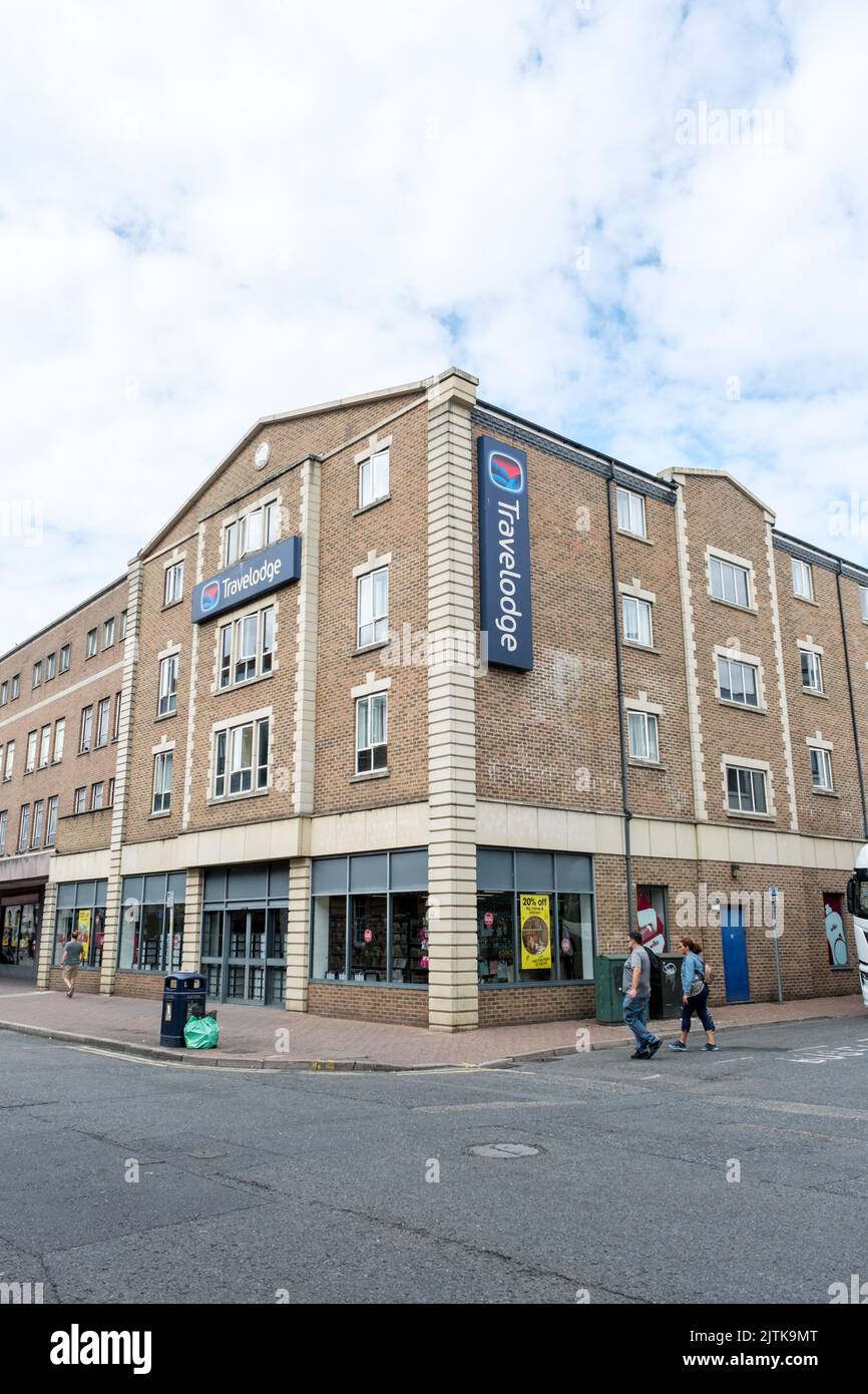 Kingston-upon-Thames, London, Großbritannien, August 29 2022, Menschen gehen am Travelodge Hotel vorbei Stockfoto