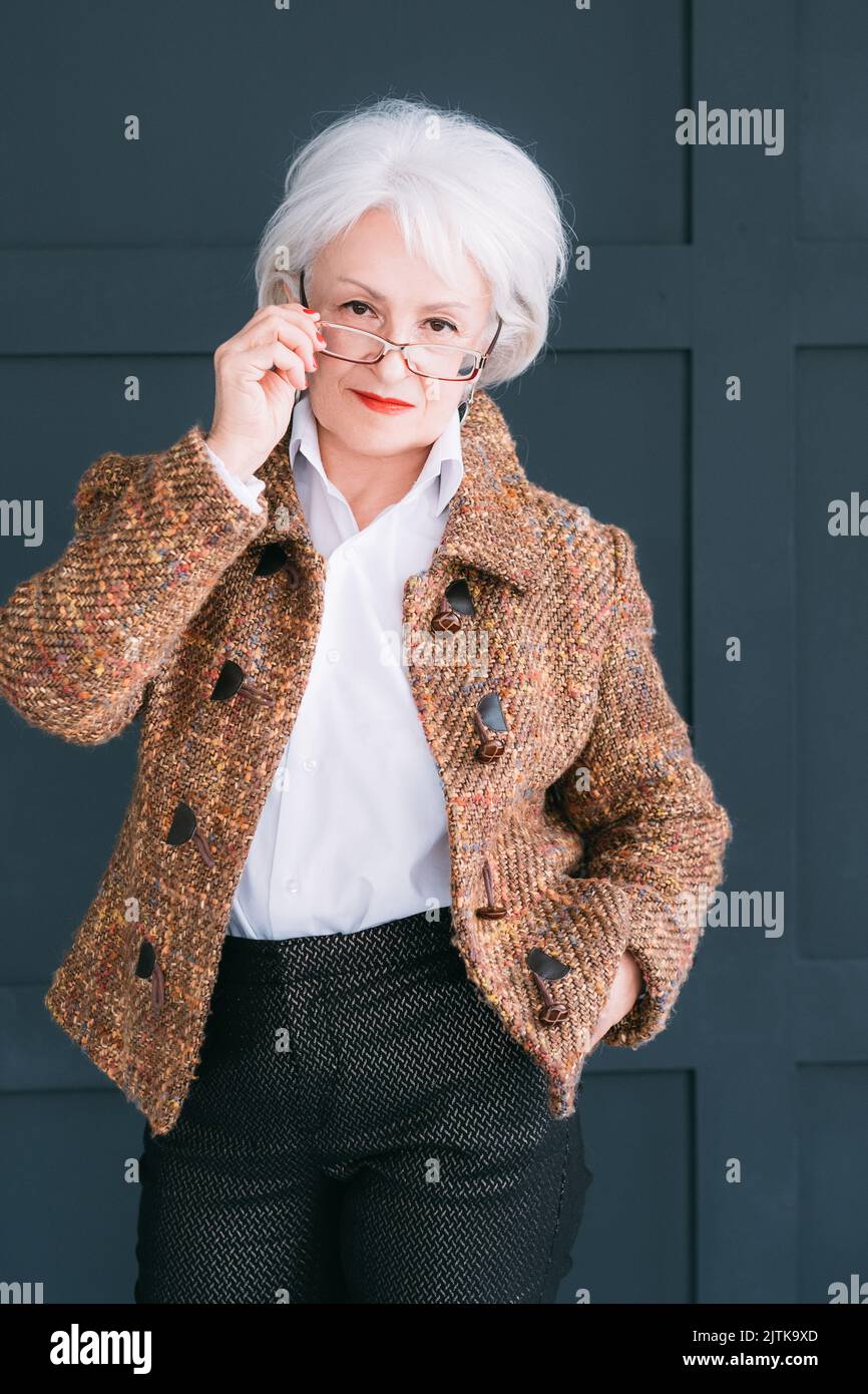 Stilvolle Senior Lady Lifestyle Vertrauen Eleganz Stockfoto