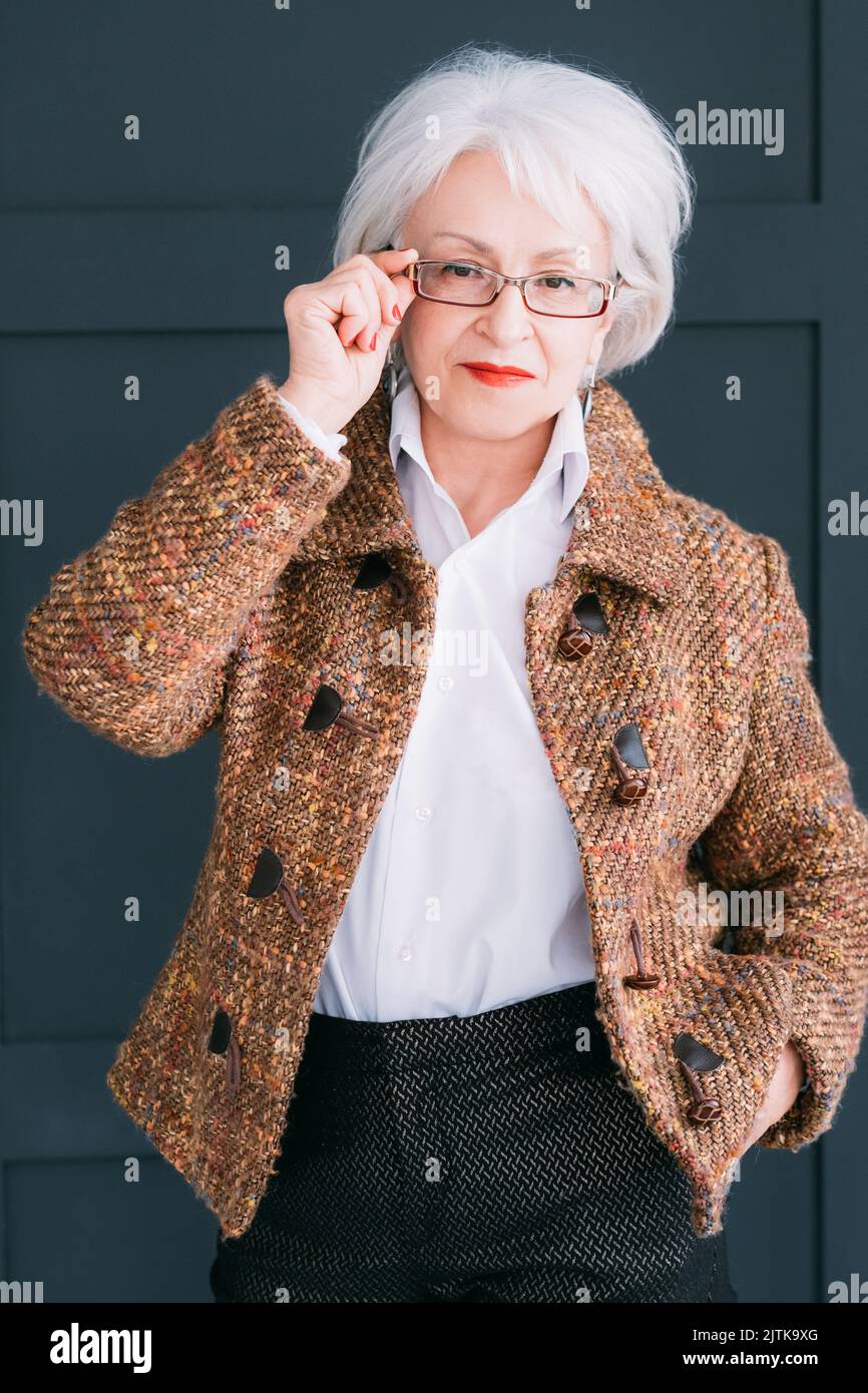 Senior Mode Modell Porträt stilvolle Dame Outfit Stockfoto