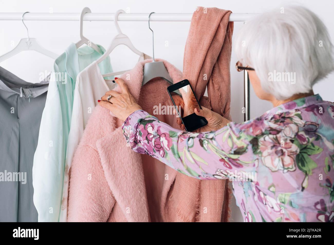 Senior Fashion Stylistin arbeiten erfolgreich Geschäft Stockfoto