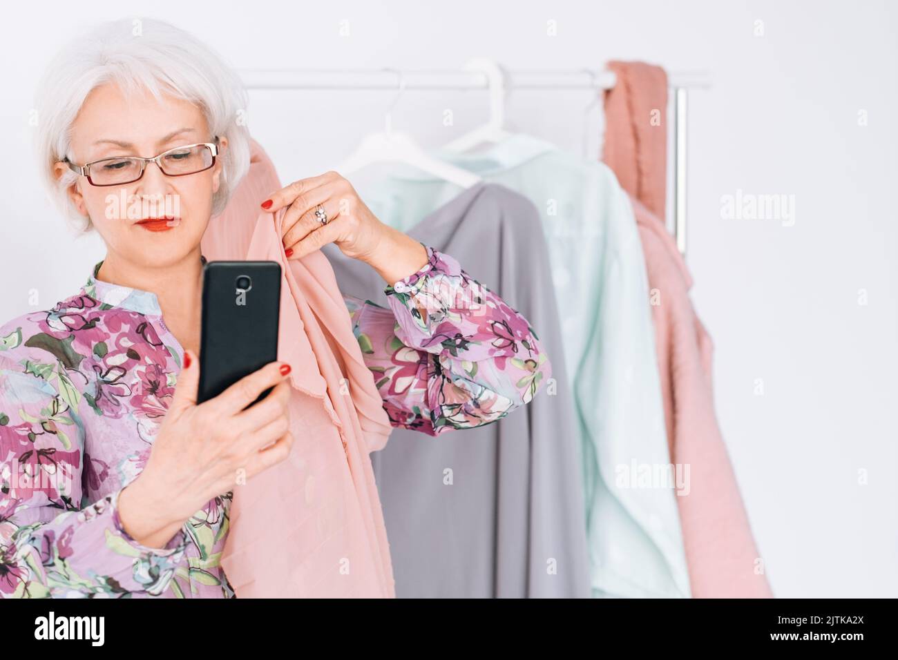 Senior Fashion Stylistin arbeiten erfolgreich Geschäft Stockfoto