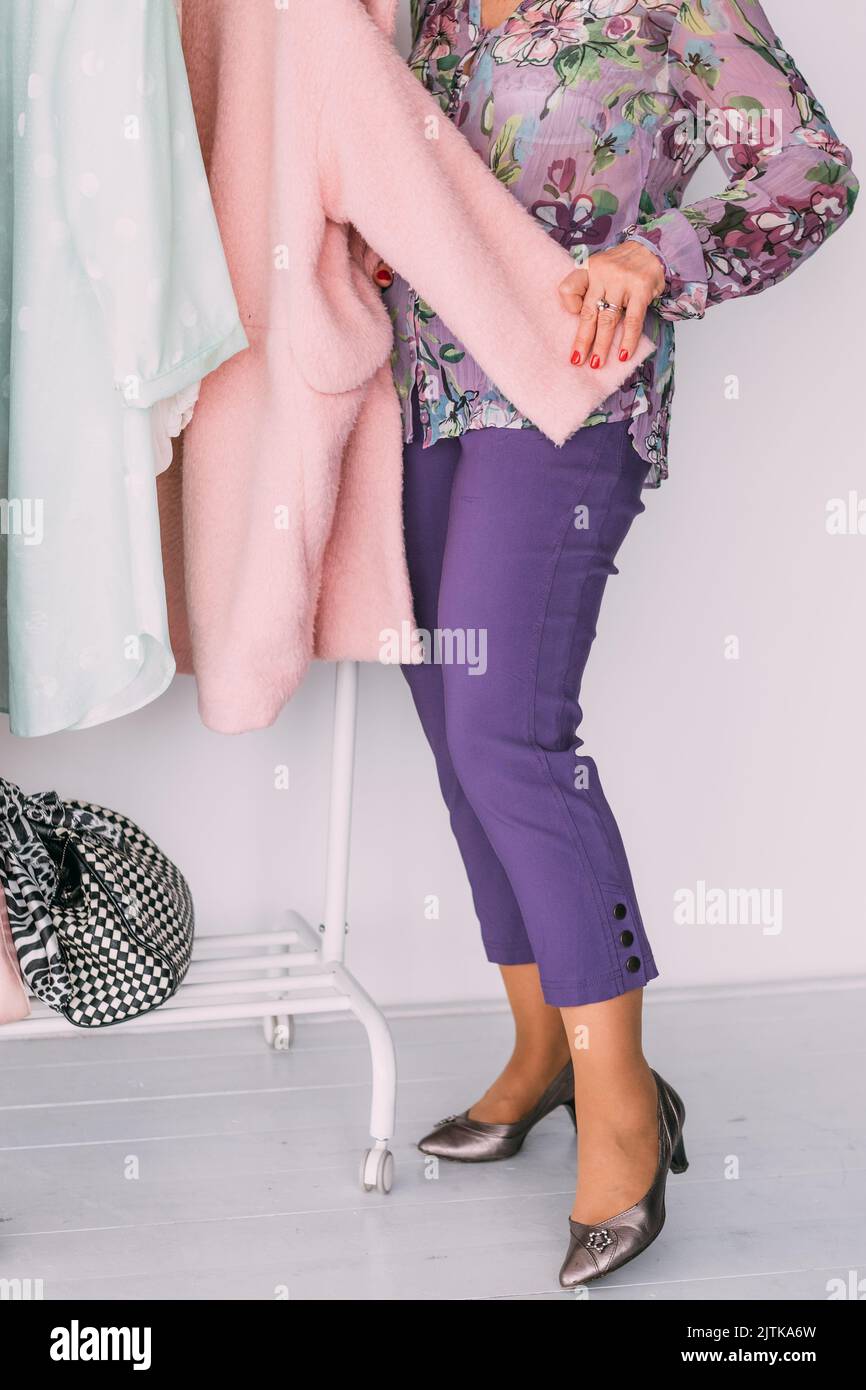 Frau Mode Stil Kleiderschrank Shopping rosa Mantel Stockfoto