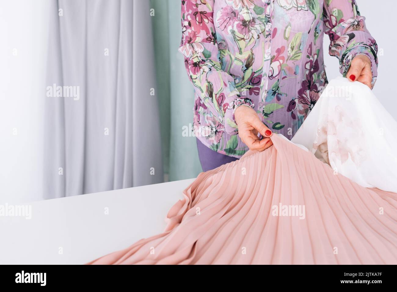 Frau Mode Stil Kleiderschrank Shopping neues Outfit Stockfoto