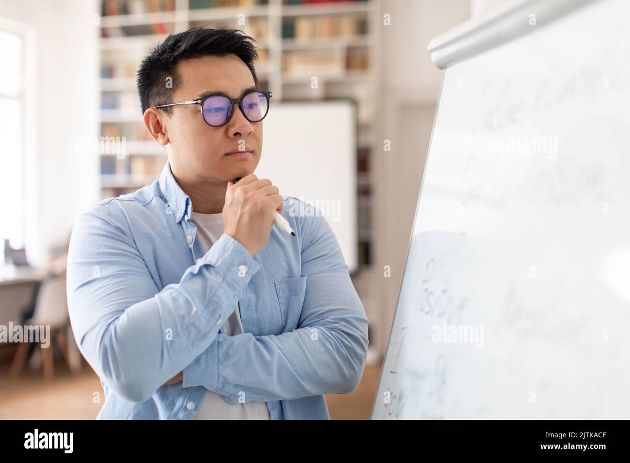 Nachdenklicher Asiatischer Mann Lehrer Denken Blick Auf Whiteboard Im Klassenzimmer Stockfoto