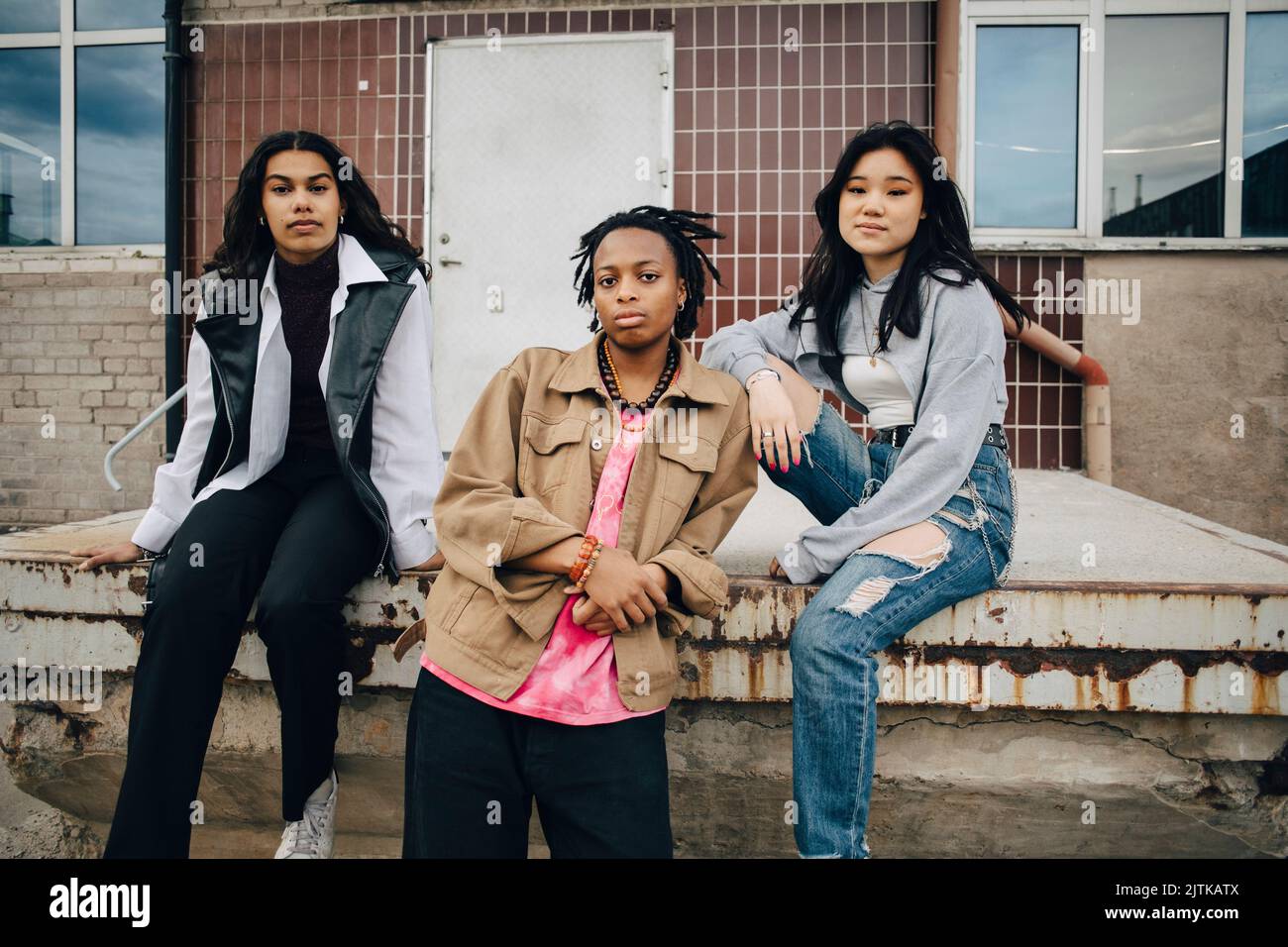 Porträt selbstbewusster, multirassischer junger Frauen vor dem Gebäude Stockfoto