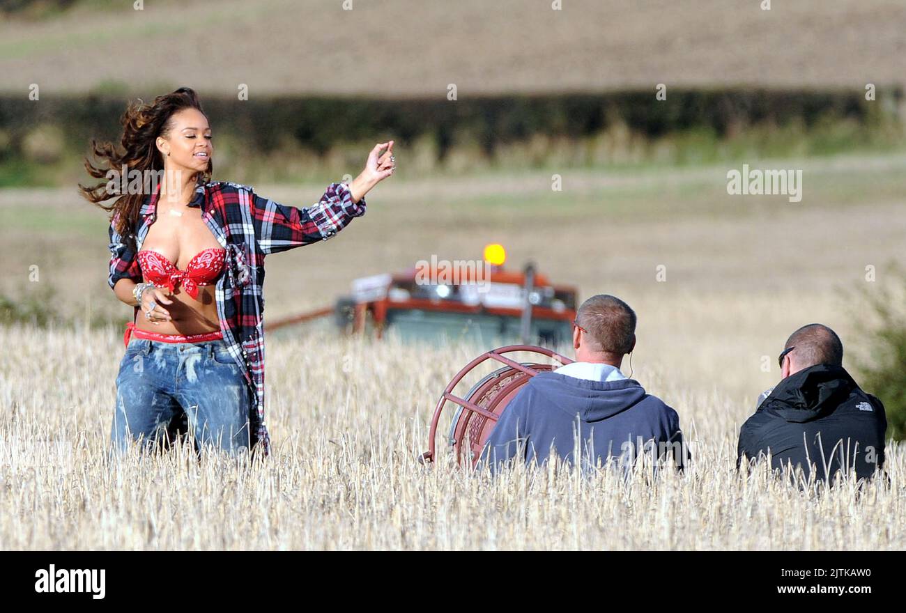 Datei Foto vom 26/09/11 von Rihanna während des ersten Tages der Dreharbeiten ihr neues Pop-Video in einem Feld in der Grafschaft Down. Feuerwehrleute kämpfen gegen einen Brand auf dem Feld, der im Video berühmt wurde. Bilddatum: Mittwoch, 31. August 2022. Stockfoto
