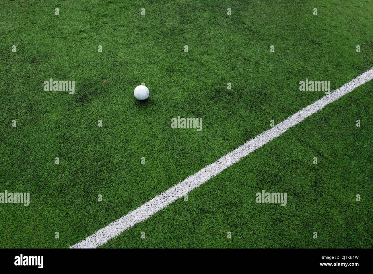 Fußball und eine Linie eines Fußballfeldes Stockfoto