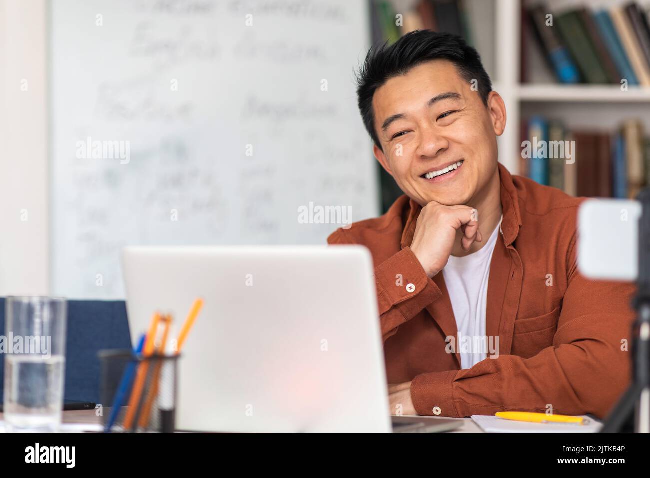 Chinesisch Männlich Lehrer Mit Klasse Video Anrufen Auf Laptop Indoor Stockfoto
