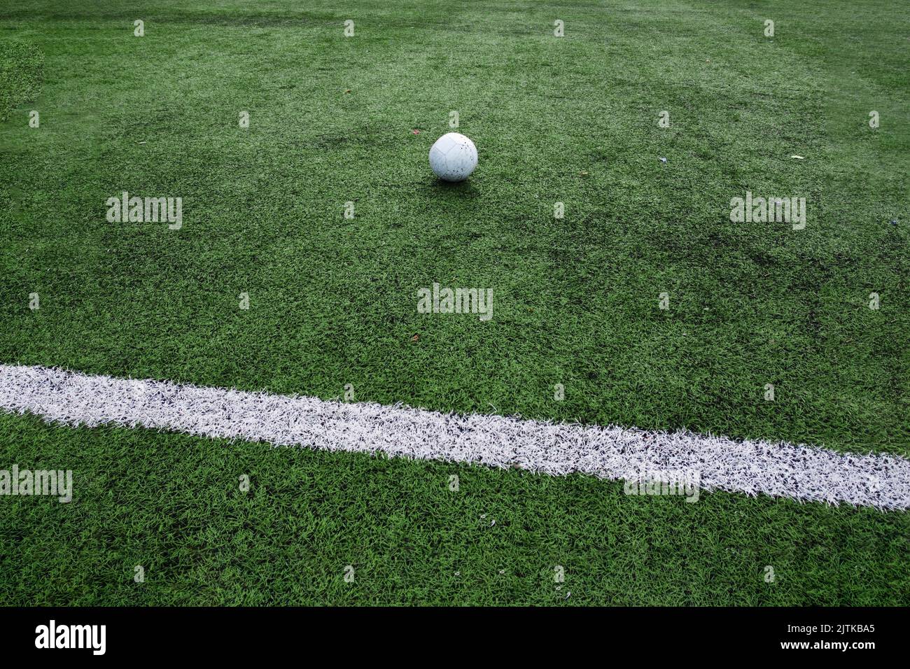 Nahaufnahme von Fußballfeldmarkierungen und einem Ball Stockfoto