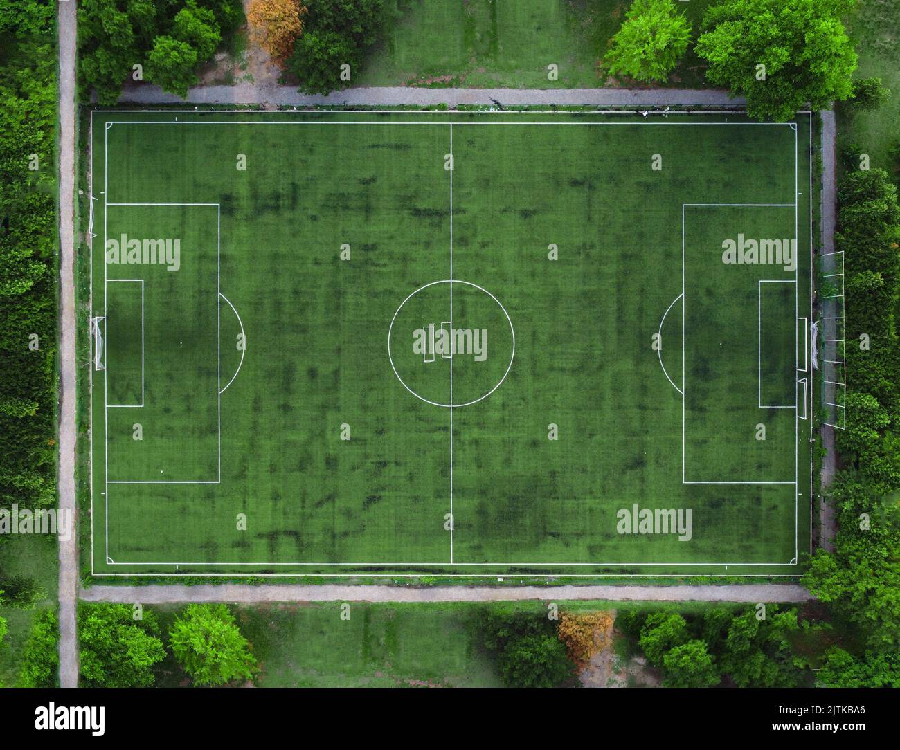 Luftaufnahme eines leeren Fußballfeldes in der Mitte eines Stadtparks Stockfoto