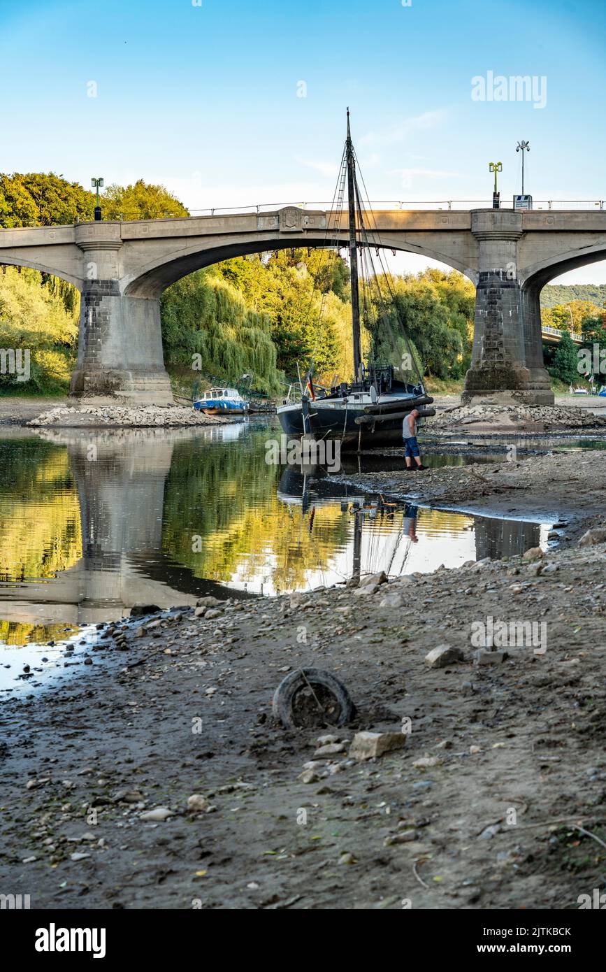 Der Rhein bei extrem niedrigem Wasser, bei Bad Honnef Rhöndorf, unterhalb des Drachenfels, das historische Rheinschiff Aalschokker Aranka im Altrheinarm, bei t Stockfoto