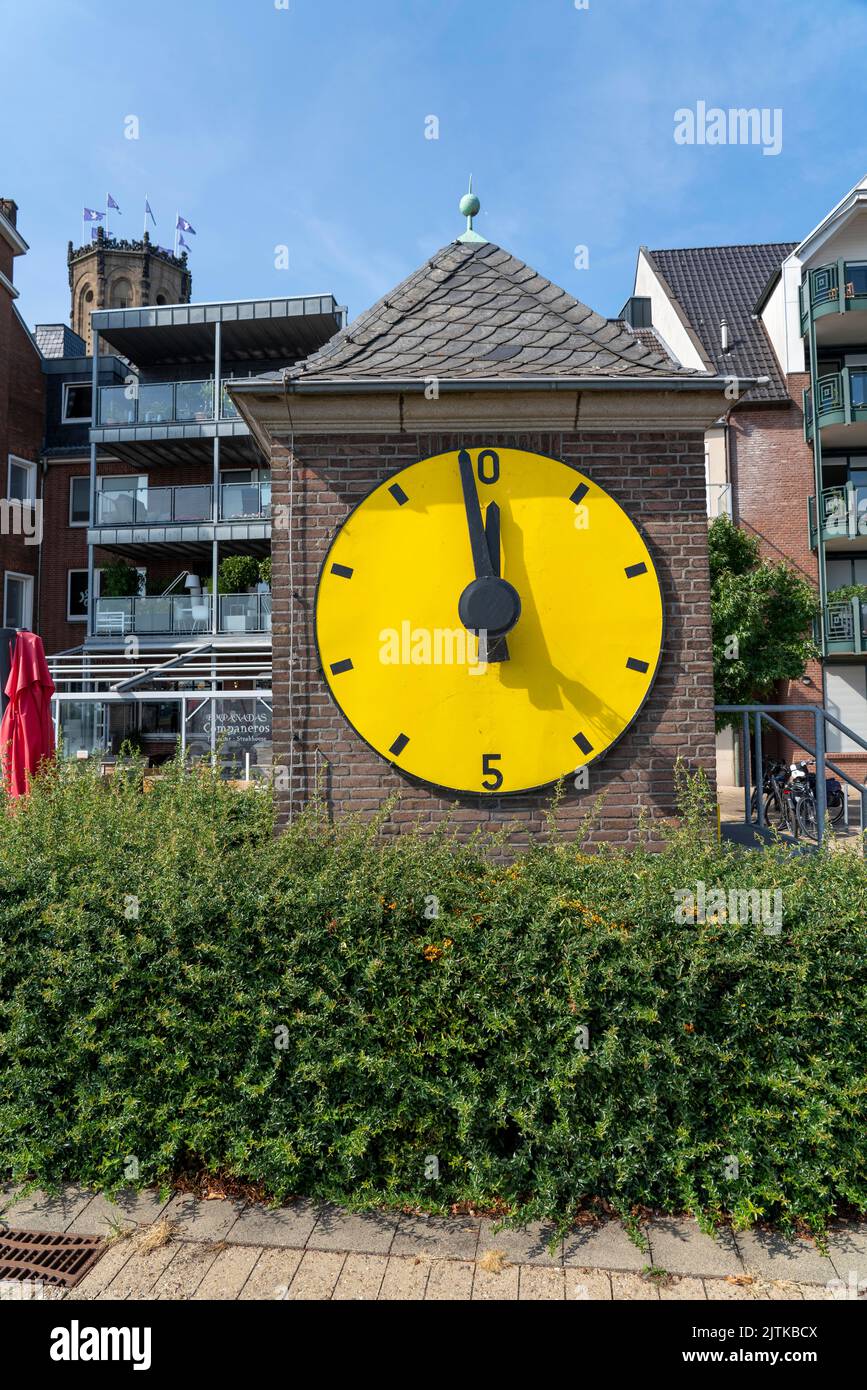 Der Rhein bei extrem niedrigem Wasserstand, Rheinspiegel von Emmerich zeigt auf Null, Rheinpromenade, NRW, Deutschland, Stockfoto